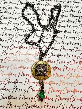 Vintage-Inspired Gold Pendant Necklace with Green Teardrop Accent